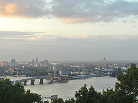 Paisaje de ciudad y puente