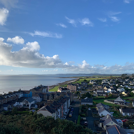 Paisaje de costa en Cricieth, Gales 